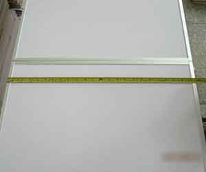 Measuring the width of the aluminum alloy folding table surface